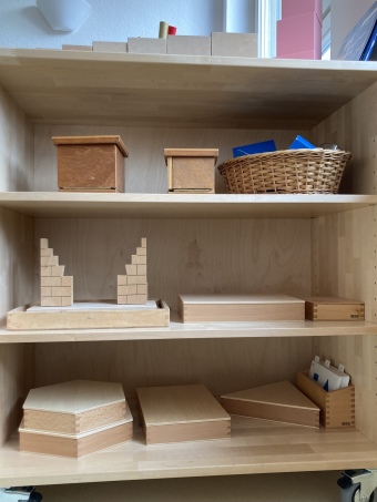 Offene Regale mit frei zugänlichen Montessori-Materialien