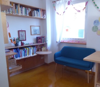 Ein Raum mit einem Bücheregal und einer Sitzecke