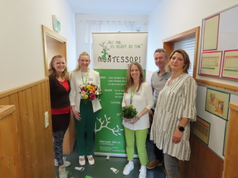 Mitglieder vom Montessoriverein Jena e.V. vor einem Banner des Vereins