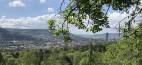 vom Berg aus kann man den Jenaturm und die Stadt Jena sehen