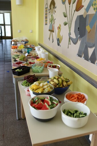 Ein leckeres Buffet mit Obst , Gemüse und Kuchen steht auf Tischen. 