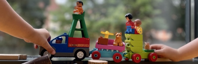 Zug aus Duplo mit Kinderhänden