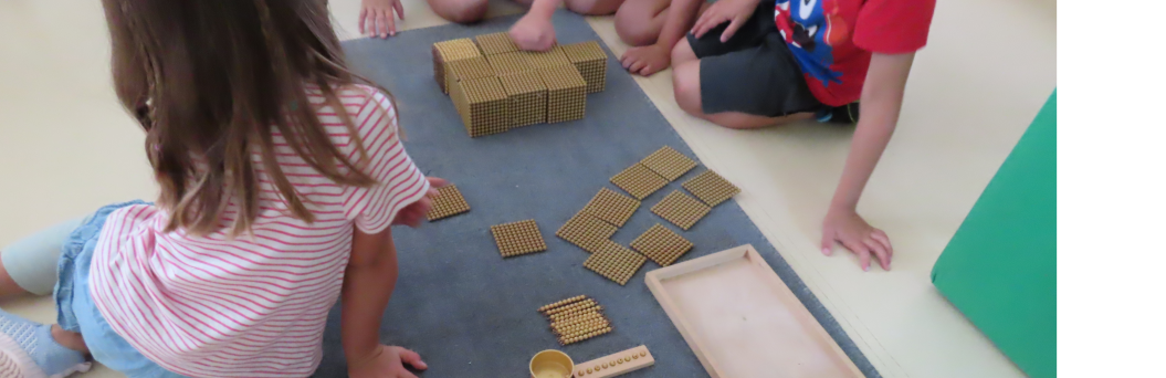 Kinder spielen auf einem Teppich mit goldenen Kugeln