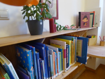 Ein Regal mit Büchern und einer Topfpflanze