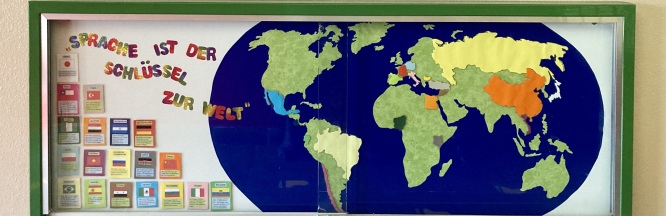 Eine Tafel ist zu sehen, auf welcher eine Weltkugel mit den Ländern beklebt wurde. 