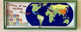 Eine Tafel ist zu sehen, auf welcher eine Weltkugel mit den Ländern beklebt wurde. 