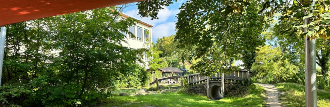 Außenansicht des Kigas mit Sandspielbereich