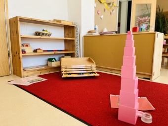 Regal mit Materialien 