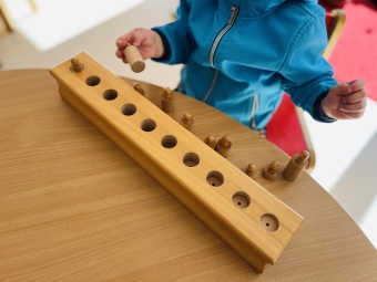 Kind arbeitet an den Zylindereinsätzen 