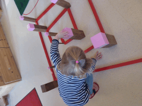 Kinder mit Montessori Material 